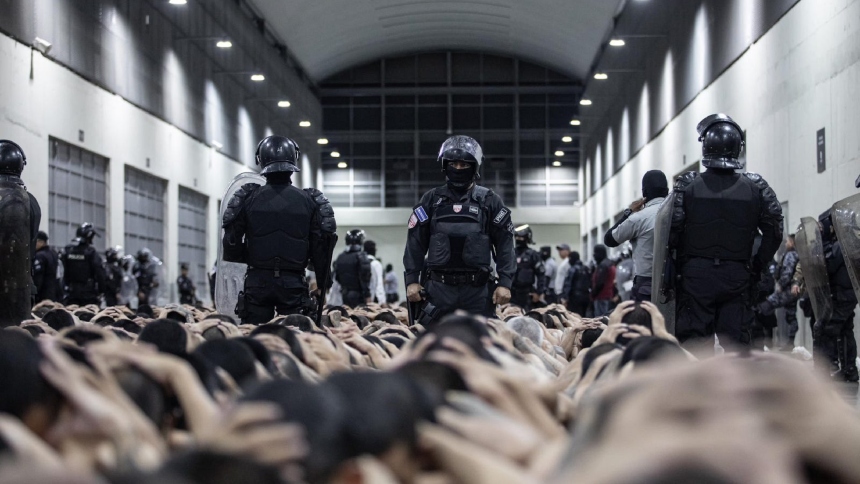 La administración del presidente de EEUU, Donald Trump, afirmó que los migrantes venezolanos deportados a El Salvador no enfrentan riesgos de tortura en el Centro de Confinamiento del Terrorismo (CECOT), una prisión conocida por sus condiciones extremas.  