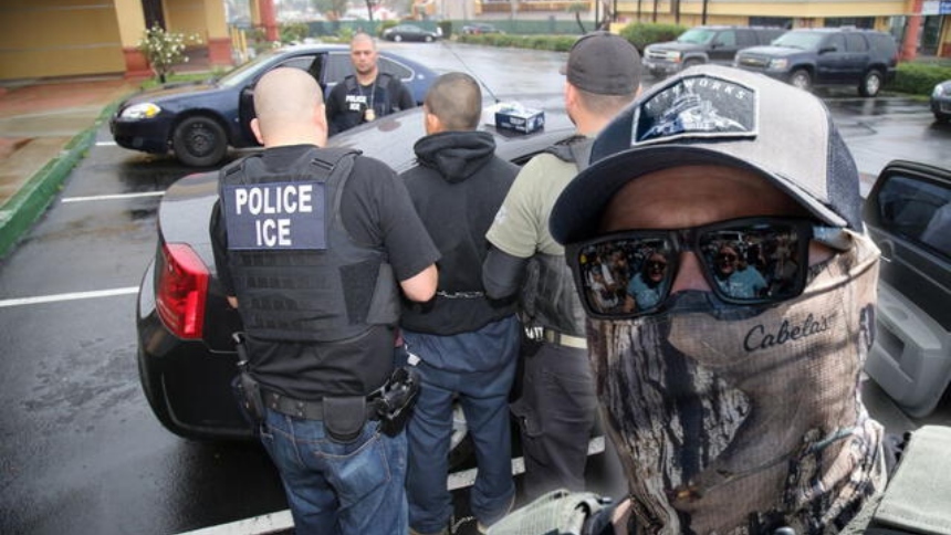 En los primeros seis meses del segundo mandato del presidente de EEUU, Donald Trump, el Servicio de Inmigración y Control de Aduanas (ICE, por sus siglas en inglés) ejecutó cerca de 150.000 deportaciones, marcando el ritmo más alto desde 2014.  