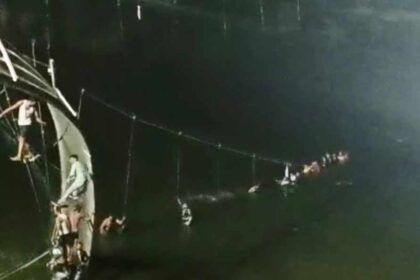 Al menos 40 muertos tras caer un puente colgante en el oeste de la India +VIDEO