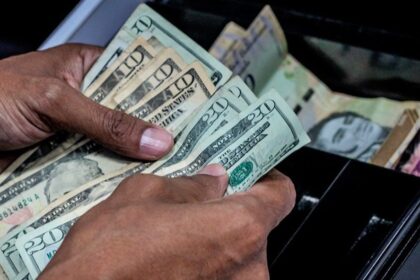 EN CAÍDA LIBRE | El bolívar perdió el 5% de su valor frente al dólar en la primera semana de 2023