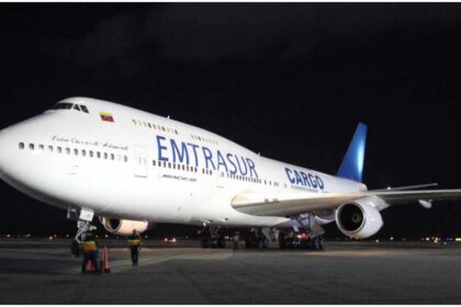 Autorizan la salida de los últimos tripulantes del avión venezolano retenido en Argentina