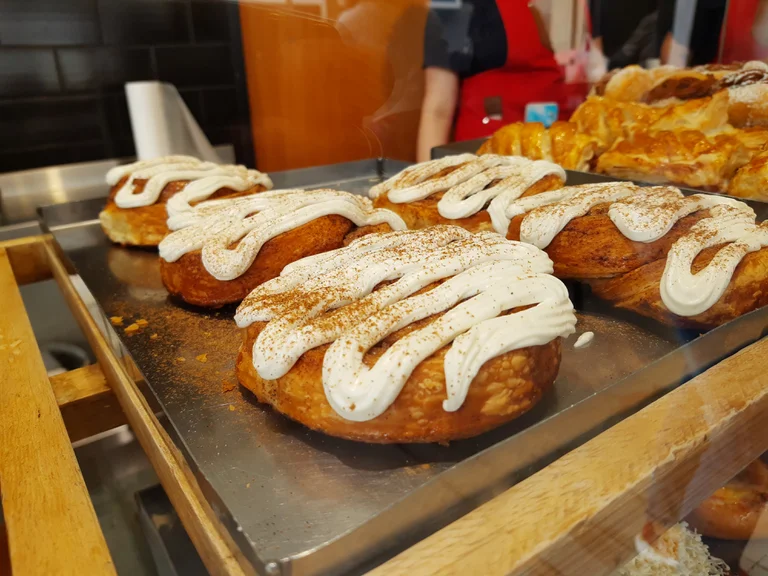 Migró a Argentina por la violencia de Caracas y abrió exitosa panadería venezolana