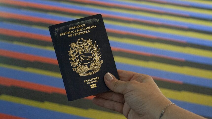 Autoridades (Saime) habrían desmentido la prohibición de entrada al país a aquellos venezolanos con el pasaporte vencido.  