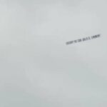 EN VIDEO | Avión sobrevoló el estadio del Clásico Mundial para mandar un mensaje al régimen cubano