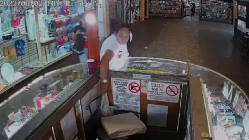 EN MIRANDA | Registran en video el modus operandi de unas mujeres mientras roban una cartera en un centro comercial