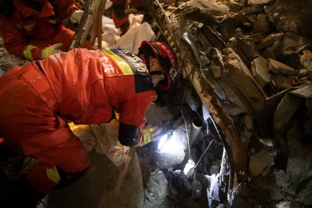 En el video  Tragedia en China: 11 muertos en derrumbe de techo de escuela