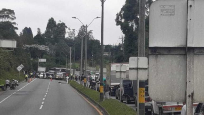 El cadáver de un joven venezolano fue encontrado este viernes dentro de un vehículo en una autopista que comunica a las ciudades de Medellín y Bogotá.