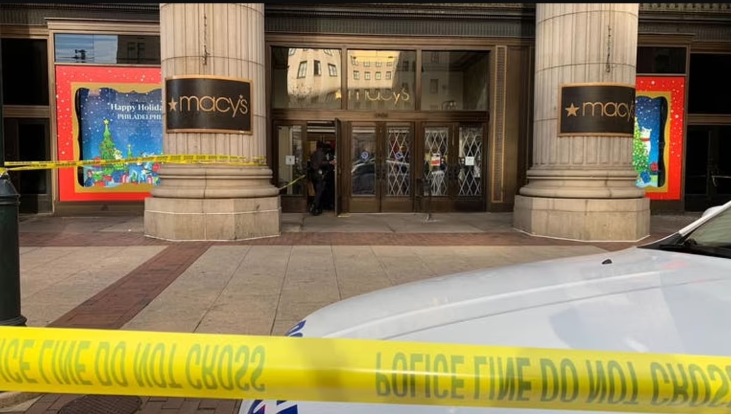 Caos en EEUU: Dos guardias fueron apuñalados en medio de robo a una famosa tienda, uno murió