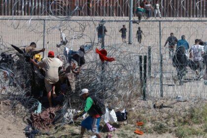 Un cerco de navajas, esa es la nueva y mortal barrera para los migrantes en el río Bravo, que divide a México de Estados Unidos.  