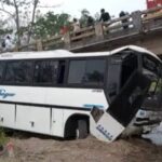 EN BARINAS: Conductor de autobús con más de 50 pasajeros perdió el control y cayó por un barranco