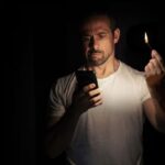 Los trucos que puedes usar para cargar la batería de tu celular cuando se va la luz