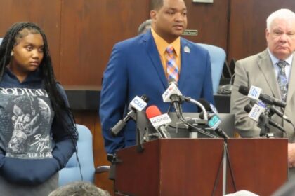 El alcalde de Atlantic City, Marty Small Sr, y su esposa, La'Quetta Small, acusados de supuestamente golpeado y emocionalmente a su hija.  