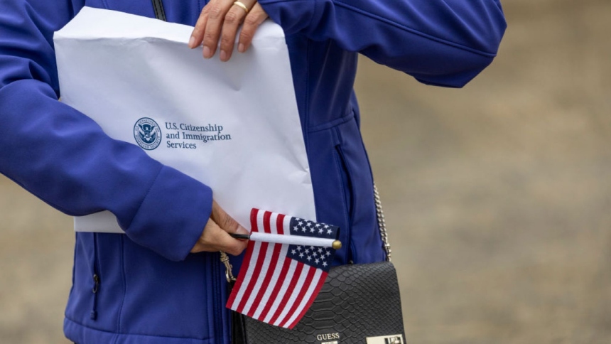 ¿Cómo se puede obtener la ciudadanía de los Estados Unidos de manera gratuita? Si cumples con ciertos requisitos podrás lograrlo.