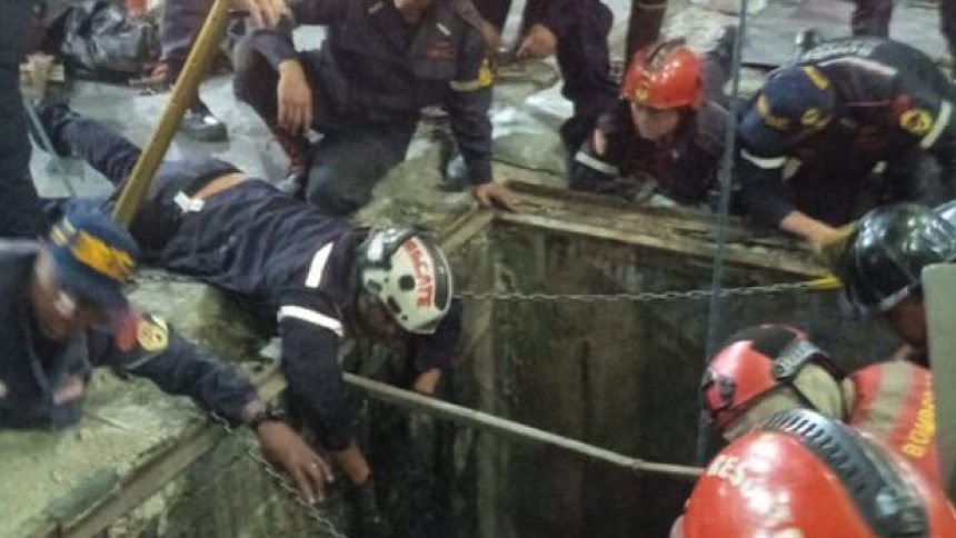 CARACAS: Tres personas cayeron por una alcantarilla ubicada a pocos metros de la sede principal del CNE