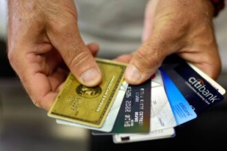 Un juez en Texas bloqueó una ley impulsada por el presidente de EEUU, Joe Biden, que limitaría cargo pagos atrasados tarjetas crédito a $8.