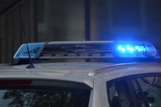 Autoridades policiales arrestaron a un hombre, quien habría dejado a su hija en una camioneta y expuesta a altas temperaturas Florida (EEUU).  