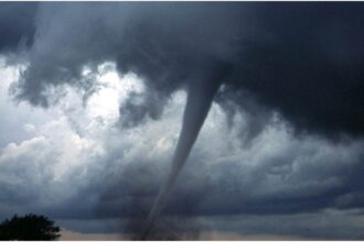 La serie de tornados que azotan el sureste de EEUU ya dejaron al menos tres muertos y cuantiosos daños. De hecho, los meteorólogos advirtieron