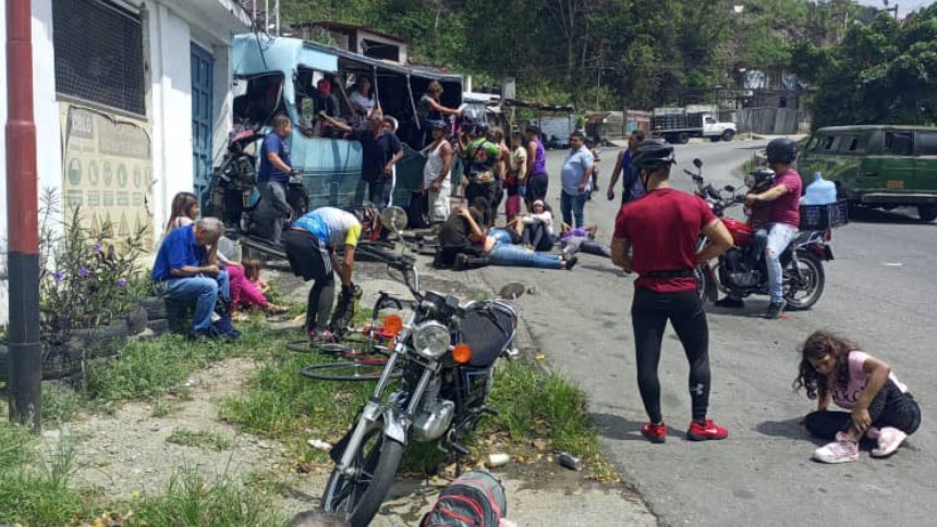 EN FOTOS: Aparatoso choque de un autobús dejó más de 20 heridos en la carretera vieja Caracas - La Guaira