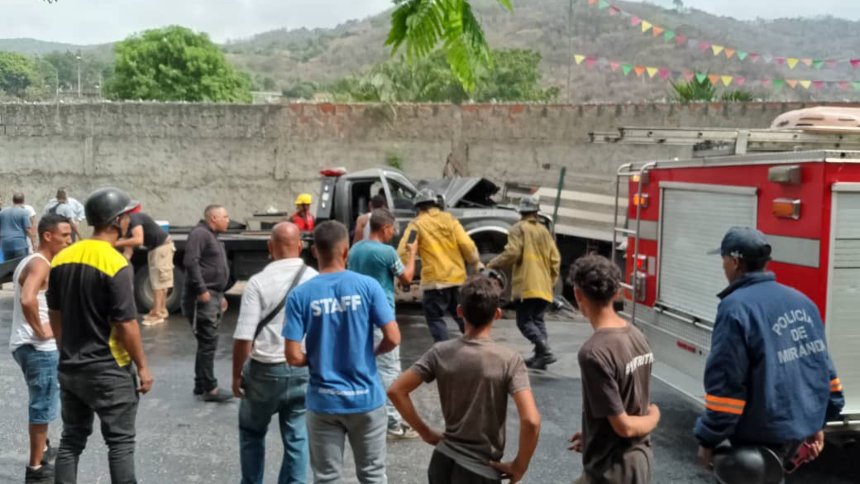 Al menos un fallecido tras choque de grúa con unos carros que hacían cola para echar gasolina en Mampote