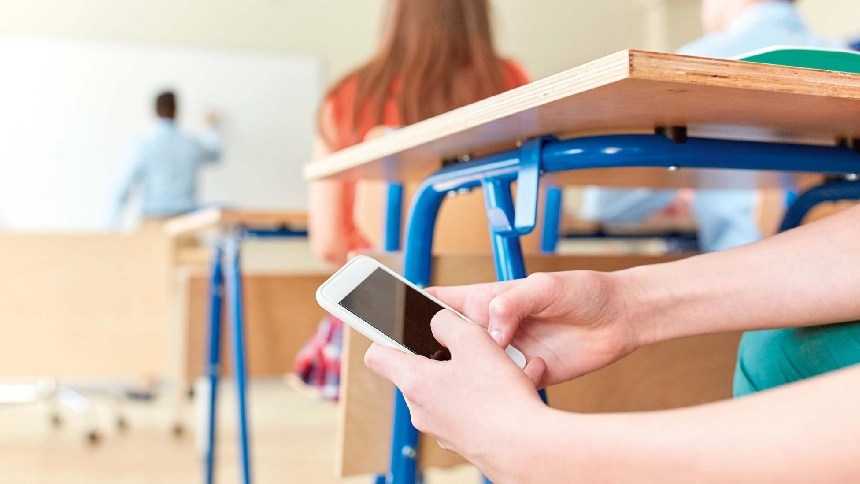 El gobernador Gavin Newsom pidió este martes, 18 de junio, prohibir el uso de los teléfonos inteligentes en las escuelas de California (EEUU)