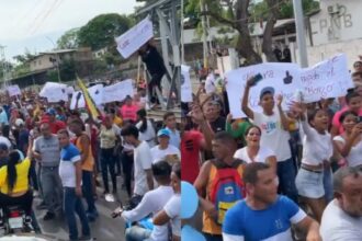 EN VIDEO: Así fue como un grupo del chavismo intentó cerrar paso a caravana de María Corina en Guárico