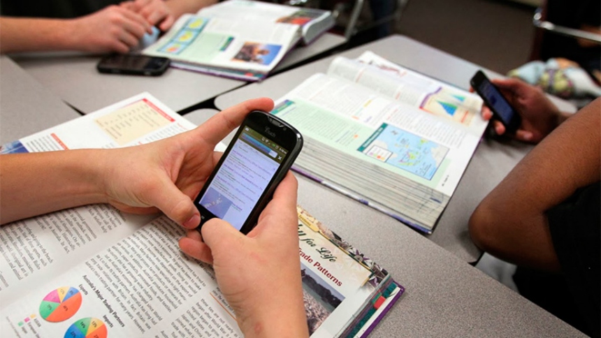 El gobernador de Virginia, Glenn Youngkin, tomó recientemente medidas para restringir el uso de teléfonos celulares en las escuelas