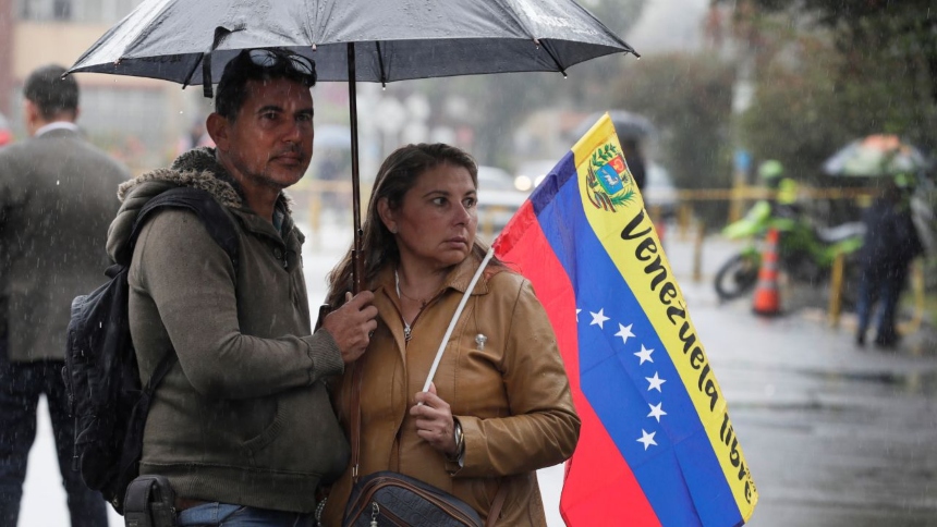 Ni la lluvia paró a los venezolanos en Bogotá (Colombia) para votar durante la jornada electoral de este domingo, 28 de julio,