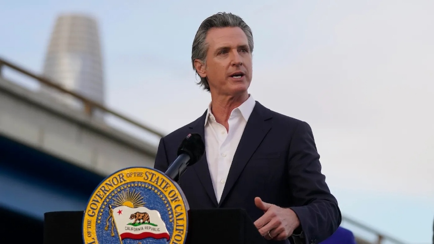 El gobernador de California, Gavin Newsom, emitió una orden ejecutiva para retirar los campamentos de personas sin hogar en el estado.  