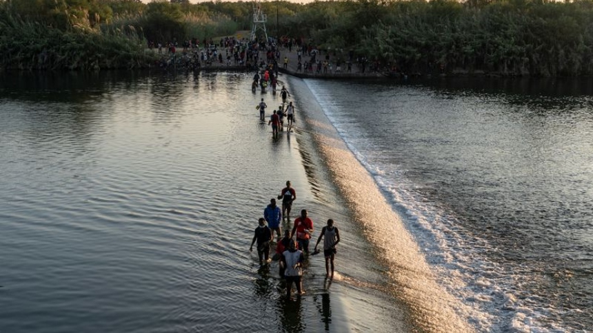 Este martes, 9 de julio, los bomberos de Texas rescataron a más de 50 migrantes en el río Bravo, el cual separa a México de Estados Unidos.