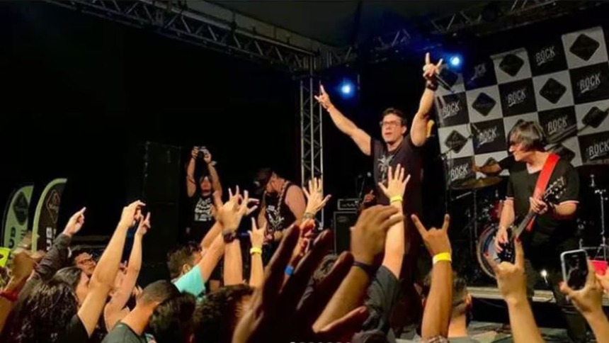 Cantante brasileño murió electrocutado en pleno show tras recibir el abrazo de una fanática