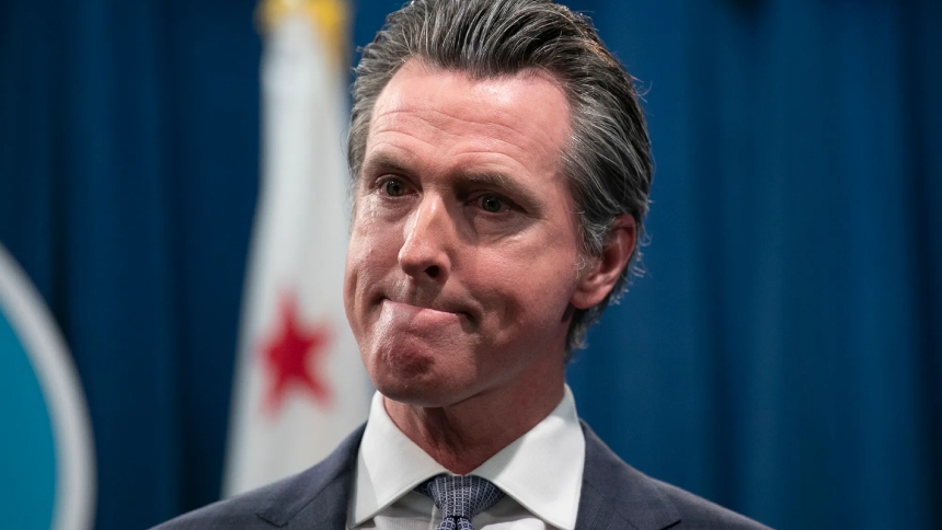 En un esfuerzo por frenar el creciente problema de los saqueos y hurtos en tiendas, el gobernador de California, Gavin Newsom, firmó el viernes pasado un paquete bipartidista de 10 proyectos de ley que endurecen las penas para los reincidentes y agilizan el proceso judicial.  