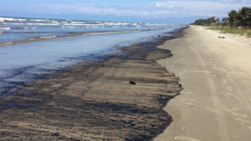 Supuesto derrame en la refinería El Palito estaría afectando las costas cercanas al parque nacional Morrocoy