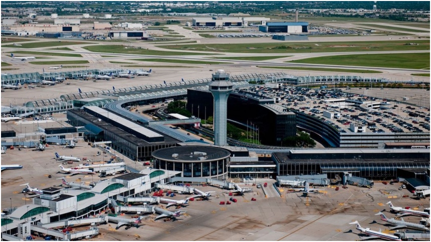 Una mujer de 57 años fue encontrada muerta enredada en la maquinaria de una cinta de recogida de equipajes, en una zona no pública del aeropuerto internacional O’Hare de Chicago.  