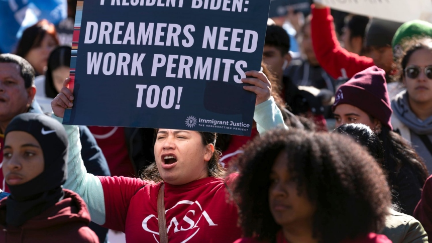 Dreamers e inmigrantes sin papeles casados con ciudadanos figuran entre los beneficiarios de la medida que les permitirá tramitar una "Green Card, una especie de parol que antes no podían obtener aprobada por el presidente de EEUU, Joe Biden. 