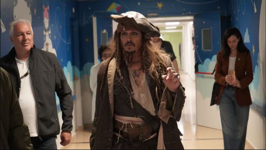 EN VIDEO: La sorpresiva visita que hizo Johnny Depp disfrazado de Jack Sparrow a unos niños en hospital de España