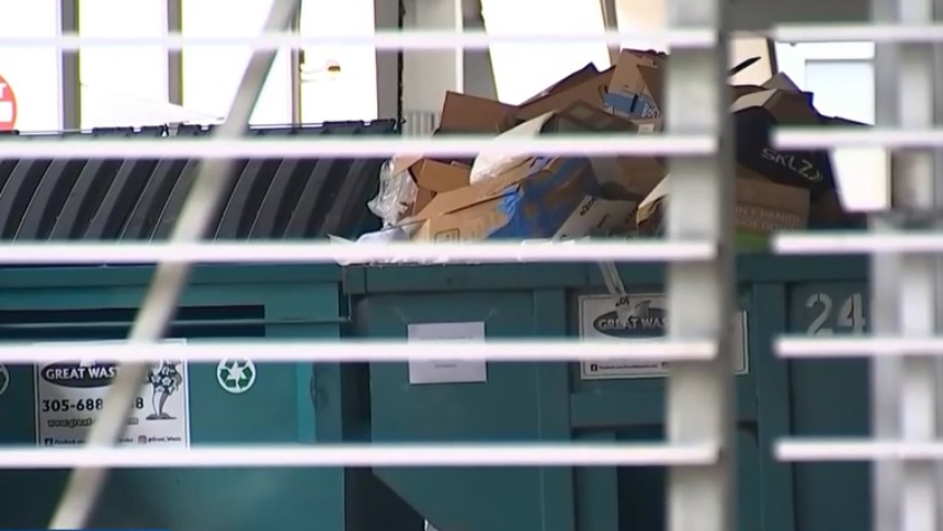 En un macabro hallazgo se registró en EEUU, cuando restos humanos fueron encontrados en un contenedor de basura en el corazón del Downtown de Miami. 