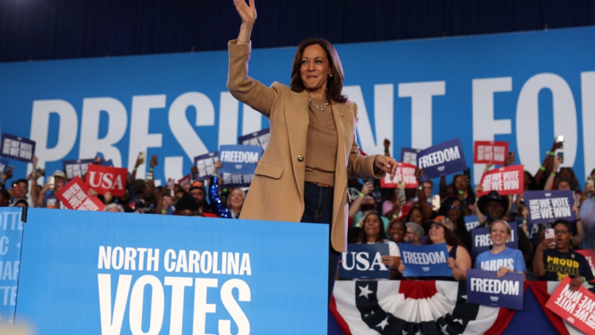 La candidata presidencial demócrata y actual presidente de EEUU, Kamala Harris, buscó ESTE martes, 5 de noviembre, convencer a los votantes indecisos con entrevistas radiales de última hora. Se trata de un esfuerzo más para lograr superar al republicano Donald Trump.  