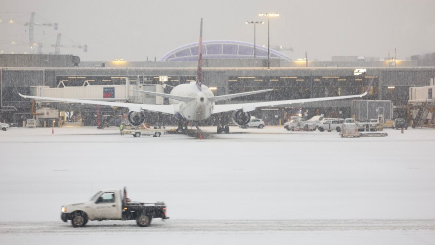 Una potente tormenta invernal dejó un manto de nieve y hielo en gran parte del sur de Estados Unidos, manteniendo su gélido control sobre la región. Los principales aeropuertos, incluidos los de Atlanta y Charlotte, Carolina del Norte, continuaron reportando interrupciones el sábado. 