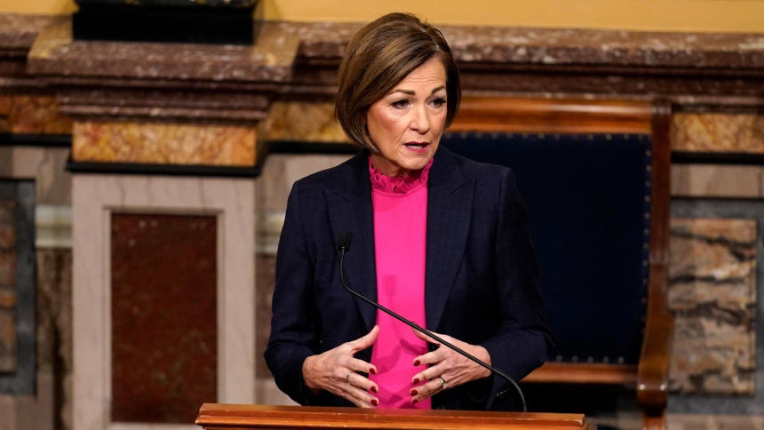 La gobernadora de Iowa, Kim Reynolds, firmó este viernes, 28 de febrero, una ley que elimina las protecciones de derechos civiles para las personas transgénero en el estado, convirtiendo a Iowa en el primero de EEUU en tomar esta medida.  