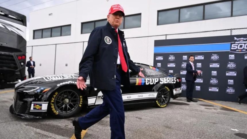 EN VIDEO: Trump dio dos vueltas en "La Bestia" mientras enviaba un mensaje a los pilotos de las 500 millas de Daytona