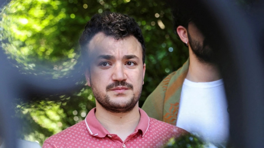 Mahmoud Khalil, un estudiante palestino de posgrado en la Universidad de Columbia, se encuentra en el centro de una controversia tras ser detenido por el Servicio de Inmigración y Control de Aduanas (ICE, por sus siglas en inglés) en Nueva York.  