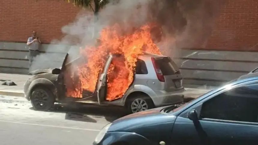 EN VIDEO: Pese a esfuerzo de varias personas un carro se incendió frente a centro comercial de la Candelaria