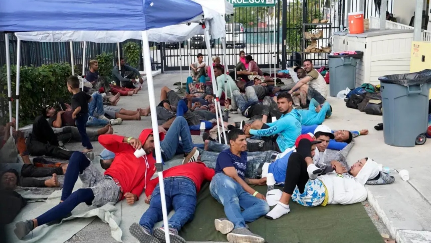El estado de Florida (EEUU) está en el centro de una controversia legal tras la insistencia en la aprobación de la ley SB 4-C, que convierte en delito menor el ingreso de migrantes sin estatus legal al territorio estatal. 