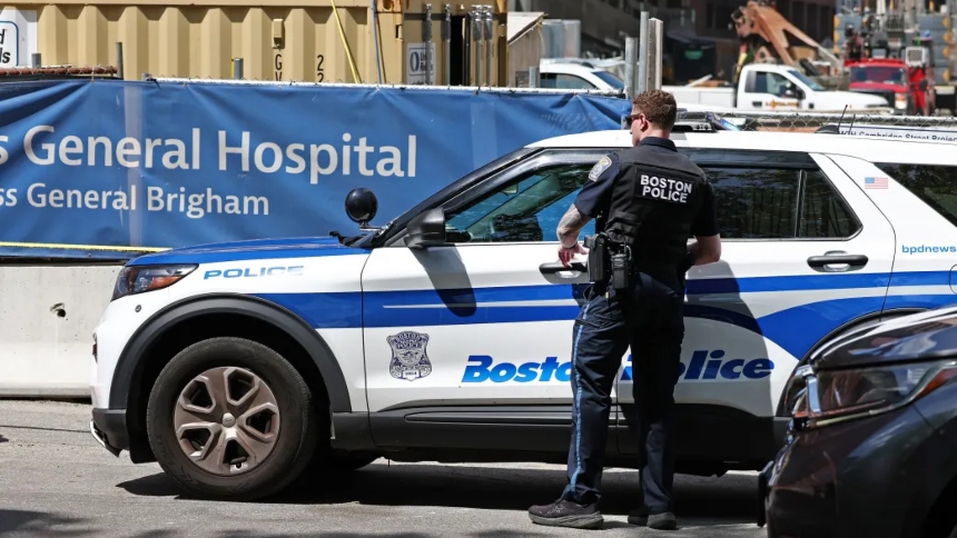 Un hombre en aparente crisis de salud mental logró arrebatarle el arma a un oficial de policía y se disparó en EEUU.  