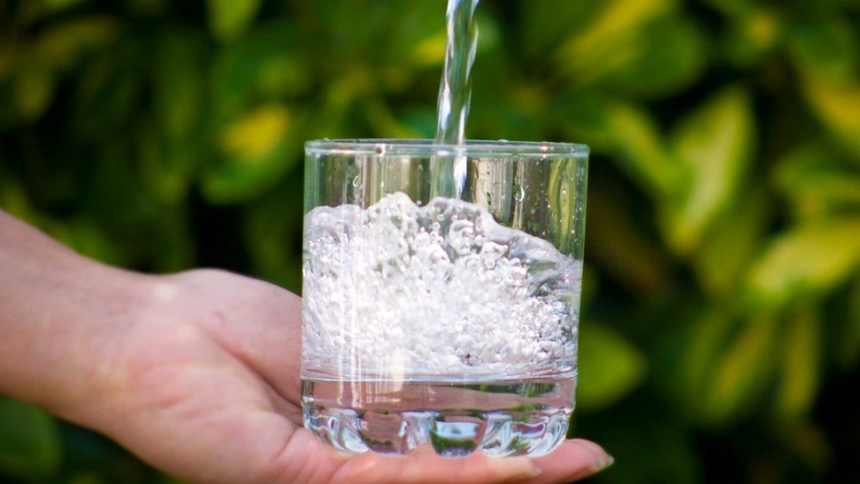 El gobernador de Florida, Ron DeSantis, ha firmado una ley que prohíbe la adición de fluoruro al agua potable del estado, convirtiéndolo en el segundo en EEUU en adoptar esta medida, después de Utah.  