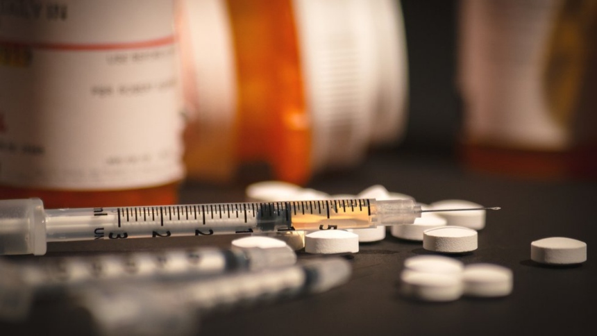 En un intento por frenar la devastadora epidemia de opioides que azota a EEUU, el Congreso aprobó esta semana la ley “HALT Fentanyl”, una legislación que endurece «significativamente» las penas por el tráfico de esta droga sintética.  