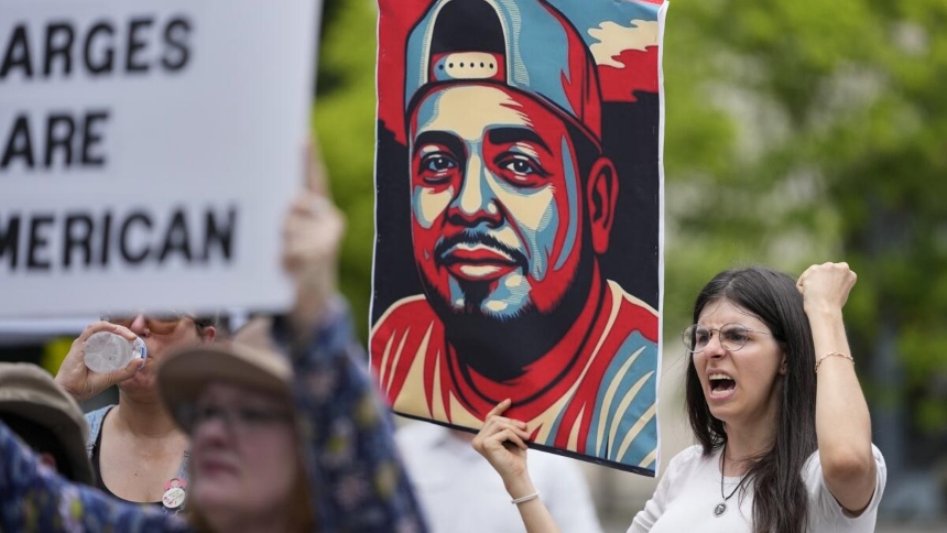 El Departamento de Justicia (DOJ, por sus siglas en inglés) confirmó que Kilmar Ábrego García será juzgado por tráfico de personas antes de ser deportado nuevamente a un tercer país que no es El Salvador.  