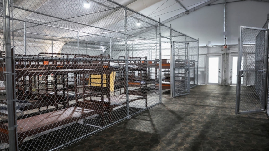 El reguetonero cubano Leamsy Izquierdo, conocido como La Figura, denunció que los tratan como «perros» y que solo reciben una comida al día en el nuevo centro de detención migratoria ‘Alligator Alcatraz’, ubicado en medio del humedal de los Everglades en Florida (EEUU). 