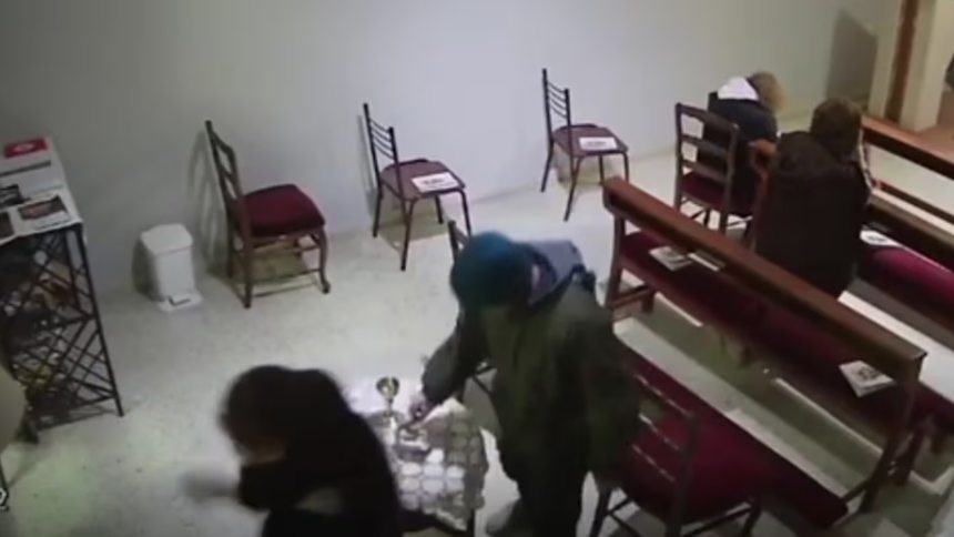 Entraron a una capilla, se arrodillaron a rezar y terminaron robando a una feligresa sin saber que todo quedó grabado