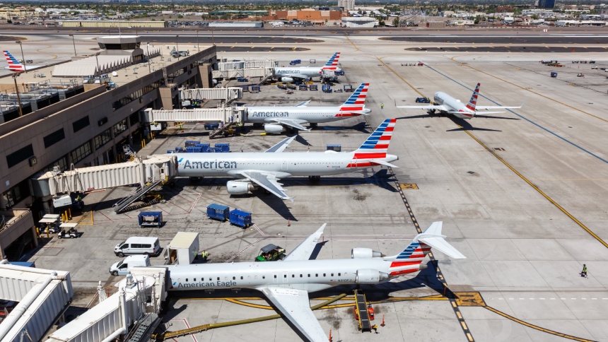 Trabajadores de mantenimiento del Aeropuerto Internacional Charlotte Douglas, en Carolina del Norte (EEUU), realizaron un descubrimiento estremecedor: el cuerpo sin vida de una persona fue encontrado en el compartimiento del tren de aterrizaje de un avión de American Airlines que había aterrizado recientemente tras un vuelo desde Europa.  